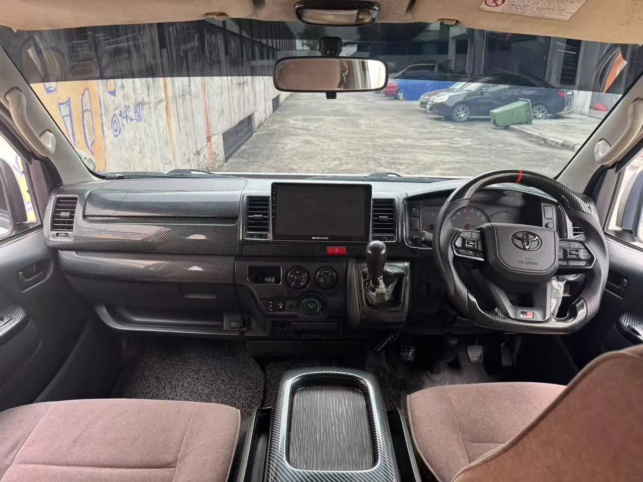 2015 Toyota Hiace 2.5 Window Van Diesel gallery photo 6