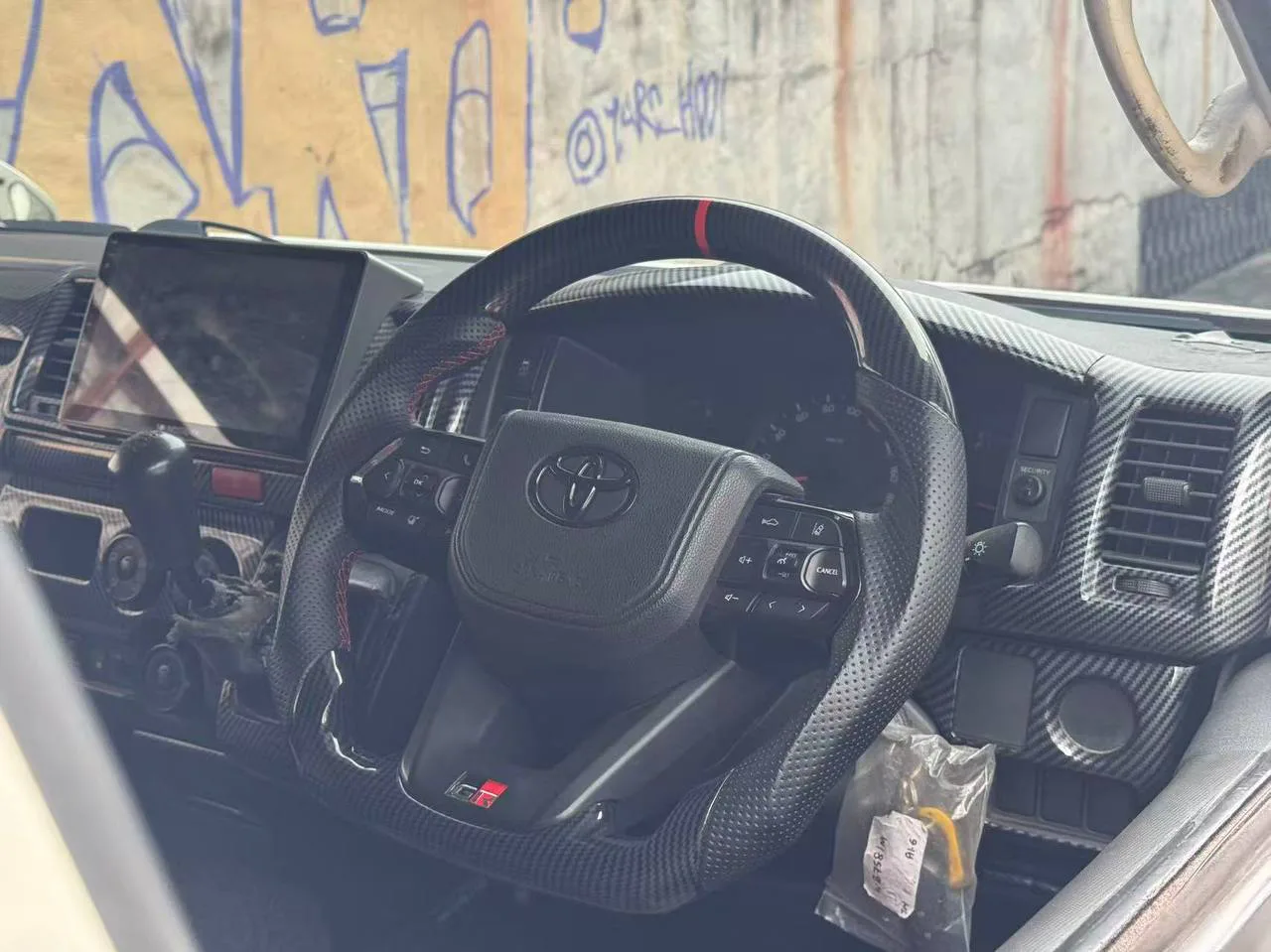 2015 Toyota Hiace 2.5 Window Van Diesel gallery photo 7