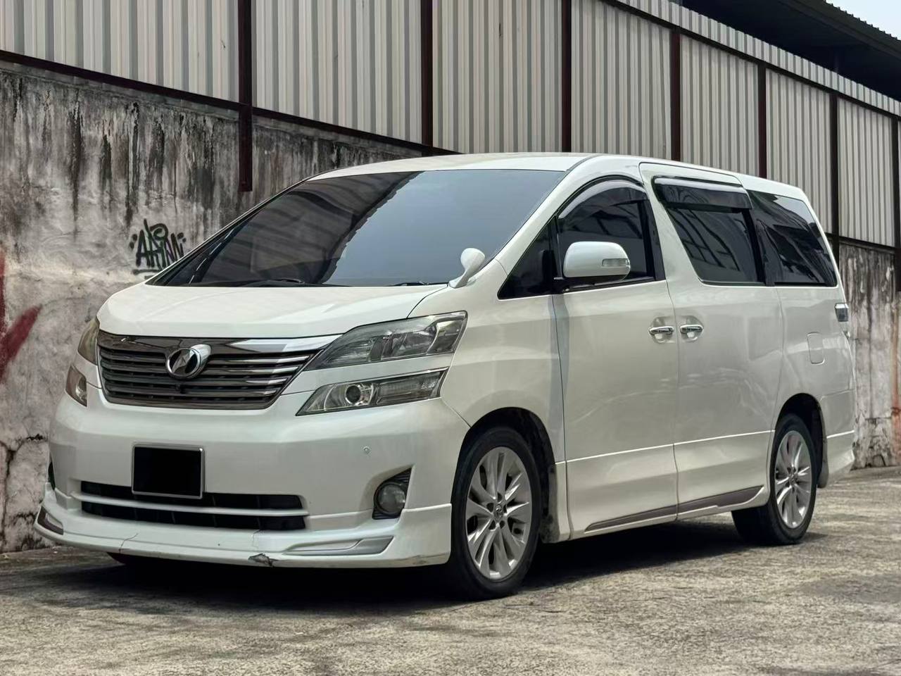 2009/2014 Toyota Vellfire 2.4 Auto vehicle photo